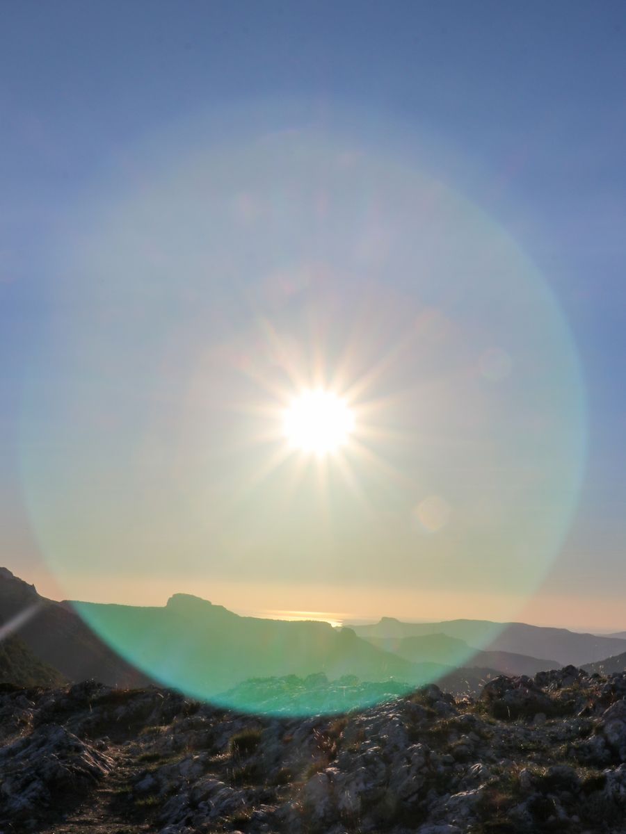 El sol sobre las montañas, rodeado de un círculo de luz
